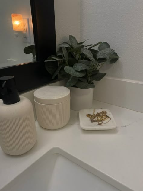 Bathroom Counter Minimalist, Bathroom Decor All White, Cb2 Bathroom Decor, Aesthetic Bathroom Black And White, Neutral Apartment Bathroom Decor, Minimal Bathroom Aesthetic, Bathroom Countertop Aesthetic, Neutral Minimalist Bathroom, Neutral Bathroom Aesthetic