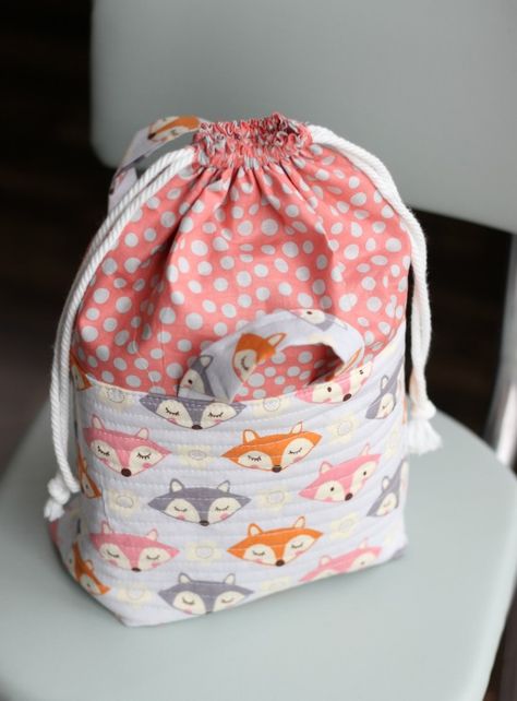 This cute fabric basket with an easy close drawstring can be used for things like toys, a mini diaper bag and more. It's a great baby shower gift! Sacs Tote Bags, Sew Ins, Beginner Sewing Projects Easy, Leftover Fabric, Creation Couture, Fabric Baskets, Sewing Projects For Beginners, Easy Sewing Projects, Diy Couture