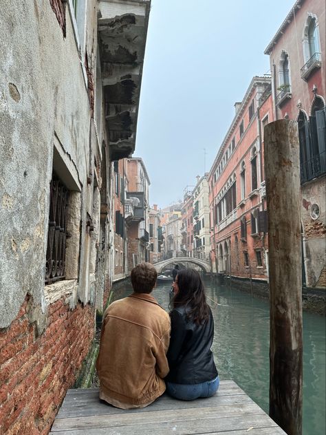 Couples Trip Pictures, Honey Moon Aesthetic Italy, Italy Travel Couple, Venice Couple Aesthetic, Rome Italy Couple Photos, Love In Italy Aesthetic, Couple In Europe, Italy Couple Pictures, Couple In Italy Aesthetic