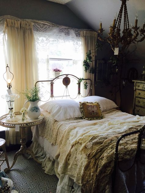 Shabby Chic Decor Bedroom, Vintage Bedroom Decor, Chic Bedroom Decor, Shabby Chic Bedroom, Shabby Chic Bedrooms, Vintage Bedroom, Vintage Room, Bedroom Vintage, Dream Room Inspiration