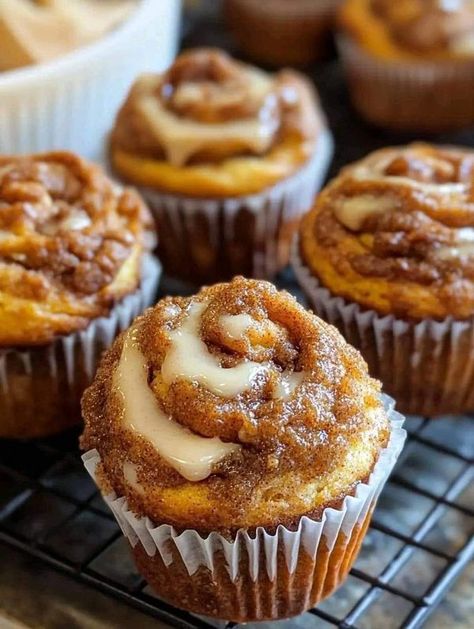 1 Cup Pumpkin Puree, Cinnamon Roll Muffins, Deserts Easy, Pumpkin Cinnamon Rolls, Bread Recipes Sweet, Pumpkin Muffins, Halloween Desserts, Dessert Cupcakes, Pumpkin Dessert