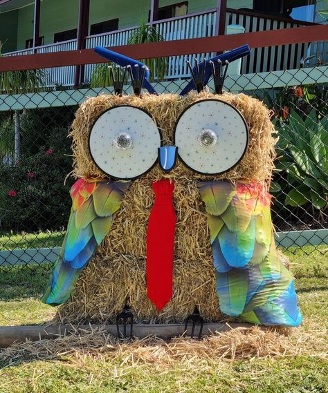 Hay Bale Art Ideas, Painted Hay Bale Ideas, Hay Garden, Hay Bale Decorating Ideas, Decorated Hay Bales, Painted Hay Bales, Apple Picking Photos, Hay Bale Decorations, Hay Bale Ideas