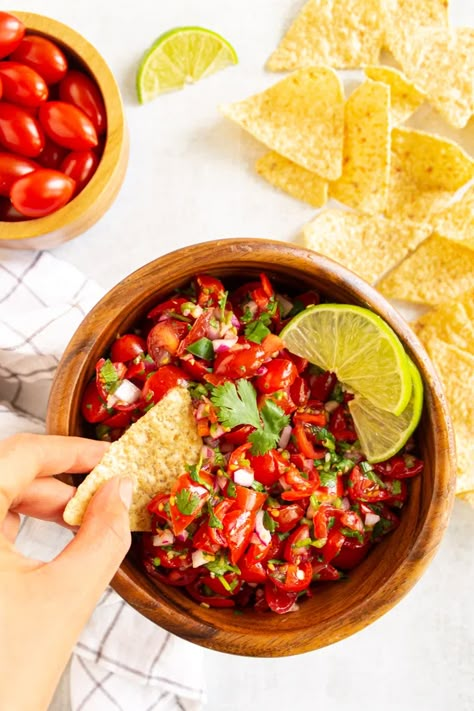 Easy Fresh Salsa, Grape Tomato Recipes, Easy Chicken Enchilada Casserole, Roasted Grape Tomatoes, Tomato Salsa Recipe, Cherry Tomato Recipes, Fresh Tomato Recipes, Chicken Bowls, Side Items