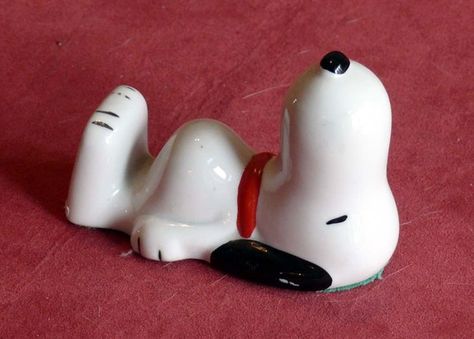 Vintage Clay Art, Snoopy Sculpture, Snoopy Clay, Clay Art Sculptures, Snoopy Ceramic, Paper Weights Diy, Clay Inspo, Vintage Snoopy, Clay Plates