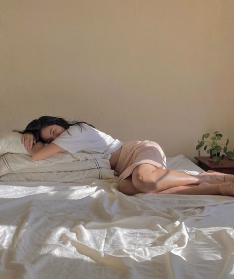 Women Lying Down Pose, Sleeping Pose, Woman Laying, The Pillows, 사진 촬영 포즈, Female Pose Reference, Body Reference Poses, Human Poses Reference, Figure Poses