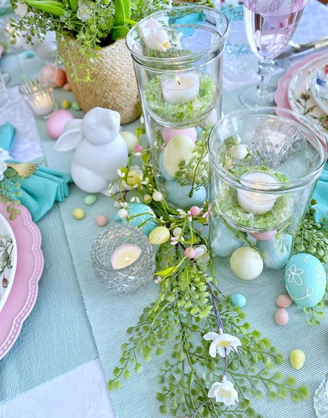 Pastel Easter Decor, Simple Easter Table Decor, Easter House Decorations, Easter Tables, Easter Decorating Ideas, Easter Dinner Table, Easter Flower Arrangements, Easter Home Decor, Easter Decorating