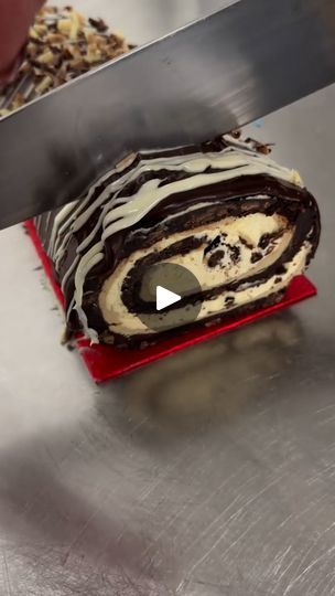 514K views · 2.5K reactions | Kinder brownie yule log | This kinder brownie yule log is your new Christmas essential 🤤👌 | By Tyla | Facebook Kinder Brownie Yule Log, Brownie Yule Log, Yule Log Cake, Recipes For Cakes, Cake Roll Recipes, Log Cake, Cinnamon Cake, Dessert Bar Recipe, Yule Log