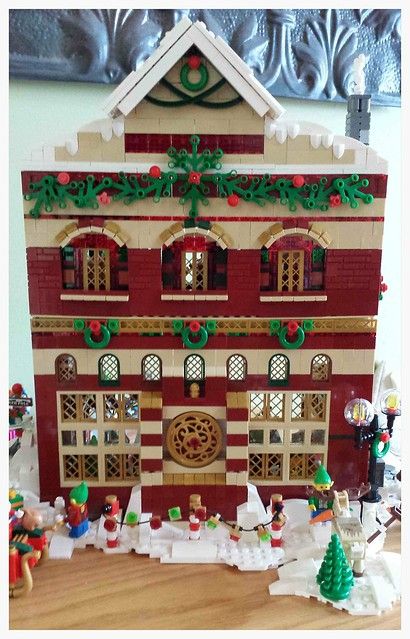 Lego Christmas Sets, Lego Gingerbread House, Christmas Lego, Lego Christmas Village, Minifigure Display, Lego Minifigure Display, Lego Houses, Lego House Ideas, Lego Designs