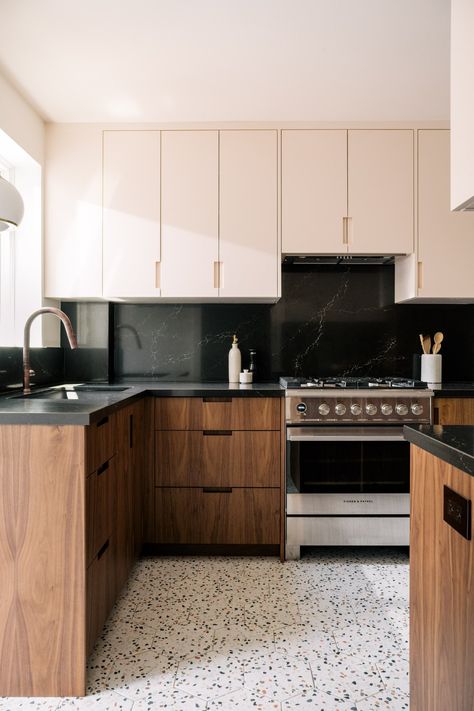 A narrow galley kitchen with blush pink upper cabinet and ceiling, black countertops, and brown lower cabinets. The floor is filled with a hexagonal terrazzo tile. Galley Kitchen With Black Countertops, Terrazzo Island Kitchen, Terrazzo Mid Century, Kitchen Diner Flooring Ideas, Two Tone Galley Kitchen, Terrazo Kitchen Floor, Terrazzo Tile Kitchen Floor, Kitchen Tile Flooring Ideas, Kitchen L Shape Design