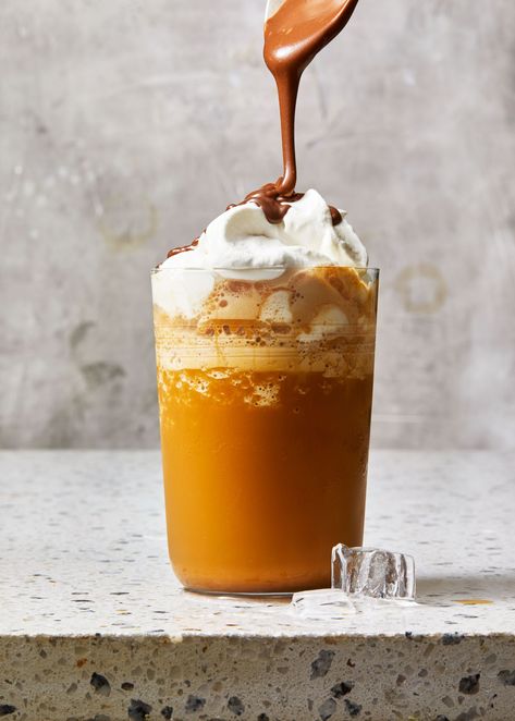 Hazelnut Frappe Recipe, Mocha Drink Recipe, Mcdonalds Mocha Frappe, Easy Brunch Ideas, Mocha Frappe Recipe, Starbucks Mocha, Frappuccino Inspired Recipes, Frappe Recipe, Coffee Mocha