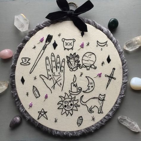 Bastidores con bordados Witchcraft Icons, Witchy Embroidery, Witchy Crafts, Pagan Witchcraft, Halloween Tattoos, Velvet Trim, Embroidery Hoop Art, Grey Velvet, Hand Embroidery Patterns