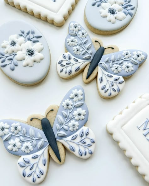 This set started out as simple florals but they somehow morphed into butterflies that kind of stole the show. 🦋 I hope you’re not sick of… | Instagram Beautiful Decorated Cakes, Butterfly Sugar Cookies Royal Icing, Vintage Sugar Cookies, Butterfly Cookies Decorated, Flood Cookies, Butterfly Cookies, Royal Iced Cookies, Cookie Decorating Party, Decorative Cookies