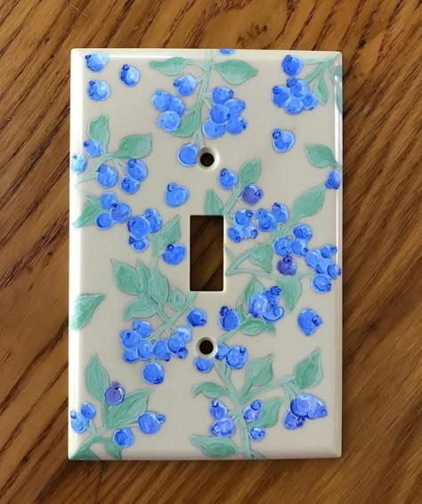 Lightswitch Ideas Painting Cute, Cute Lightswitch Ideas, Painted Outlet Covers Diy, Painted Light Switch Plates Ideas, Painting Outlet Covers Ideas, Light Switch Art Aesthetic, Painted Light Switch Plates Aesthetic, Wall Outlet Painting, Outlet Painting Ideas Aesthetic