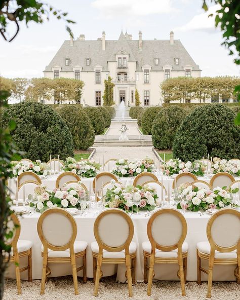 We are so looking forward to being back at Oheka Castle this October 🍂 Photography: @hopehelmuthweddings​​​​​​​​​​​​​​​​ design, production + florals: @jannabrowndesignco​​​​​​​​​​​​​​​​ bridal boutique: @alexiasbridal​​​​​​​​​​​​​​​​ beauty: @beautybyamybeth_ gown: @reemacra​​​​​​​​​​​​​​​​ paper artist: @thevintageinkwell . . . . . #ohekacastle #ohekacastlewedding #ohekacastleweddings #nycweddingphotographer #nyweddingphotographer #longislandweddingphotographer #hamptonsweddingphotograph... Oheka Castle Wedding Receptions, Oheka Castle Wedding, October Photography, Oheka Castle, Hamptons Wedding, Castle Hotel, Modern Couple, Ny Wedding, Castle Wedding