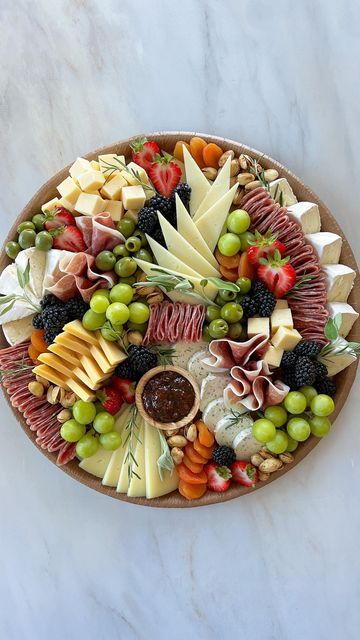 Small Charcuterie, Small Cheese Boards, Charcuterie Appetizers, Lucky Food, Party Food Buffet, Foreign Food, Charcuterie Inspiration, Charcuterie Recipes, Easy Food Art