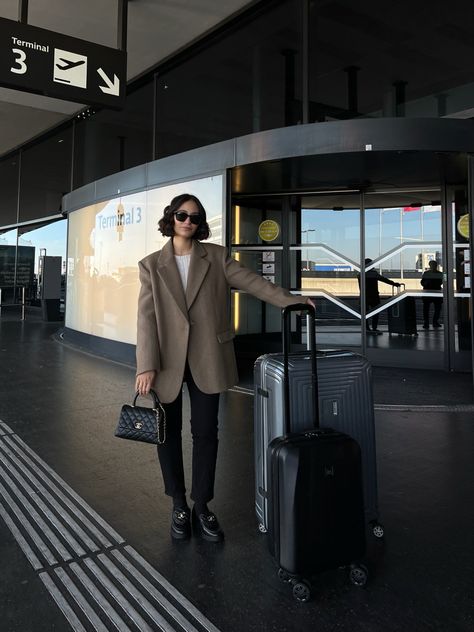 airport outfit, paris, outfit inspo, oversized blazer inspo, oversized blazer, oversized outfit, airport bound, girl airport, Blazer Airport Outfit, Girl Airport, Outfit Airport, Outfit Blazer, Oversized Outfit, Style Blazer, On My Way, Oversized Blazer, Airport Style