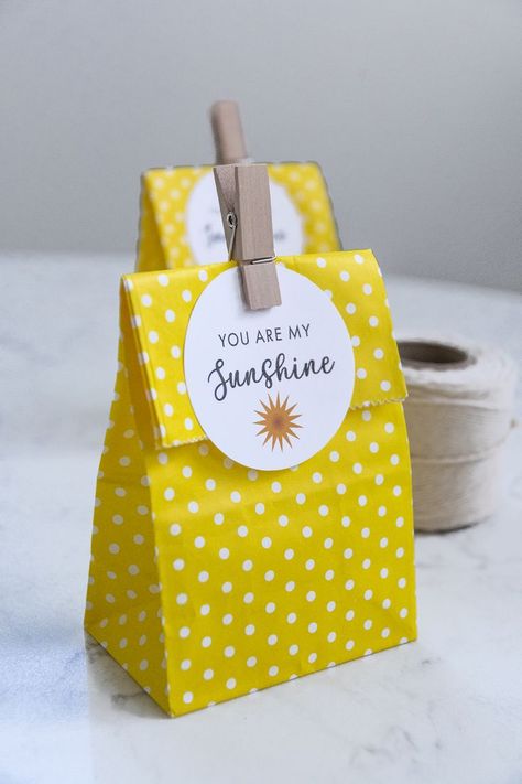 Free Printable You Are My Sunshine Gift Tags clipped on yellow polka dot favor bags Sunshine Gift Ideas, Winter Printables, Small Paper Bags, Faking It, Yellow Sunshine, Free Printable Gifts, Printable Gift Tags, Free Printable Gift Tags, Handmade Packaging