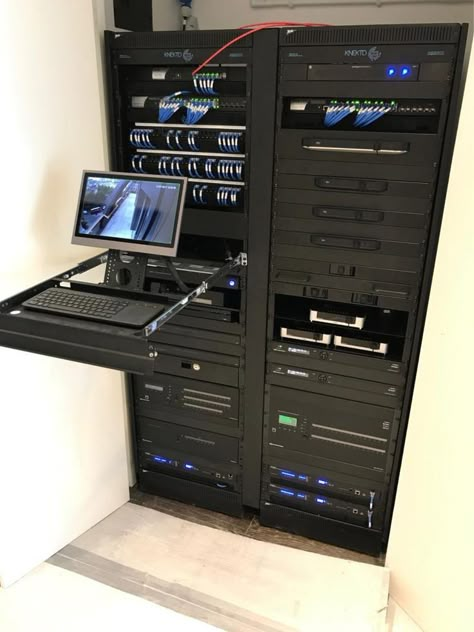 Home Server Room, Laptop Setup Ideas, Home Network Rack, Home Networking Setup, Home Server Rack, Vault Room, Home Server, Network Rack, Tech Lab