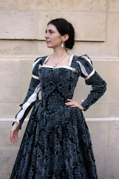 1550s Fashion, Targaryen Wedding, 16th Century Dresses, Tvd Fanfiction, History Clothes, Anna Boleyn, Dancing Costumes, Class Dress, Tea Gown