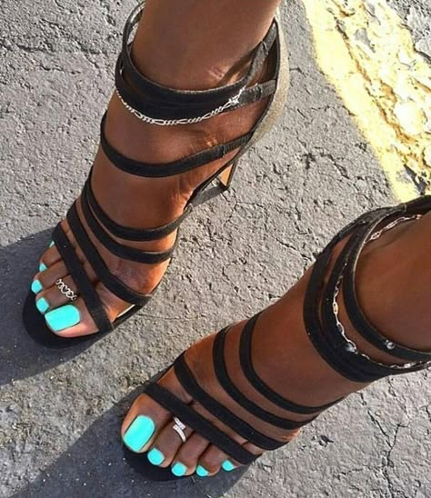 Blue Green Toenails, Barbie Toenails, Toes Nails Colors Summer, Toe Nail Summer Colors, Aqua Pedicure, Turquoise Toenails, Toe Nail Colors For Summer, Turquoise Pedicure, Green Toenails