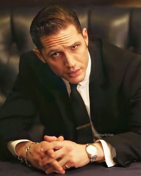 2,580 Likes, 24 Comments - @tomhardy.bae on Instagram: “𝙏𝙤𝙢 𝙃𝙖𝙧𝙙𝙮 𝙘𝙖𝙨𝙩 𝙖𝙨 𝙉𝙀𝙒 𝙅𝙖𝙢𝙚𝙨 𝘽𝙤𝙣𝙙? 🔫🎬 He’s been one of the bookies’ favourites to be the next James…” Taboo Tom Hardy Wallpaper, توم هاردي, Tom Hardy Taboo, Tom Hardy Funny Pictures, The Krays, Rafael Miller, Tom Hardy Selfie Pictures, Tom Hardy Legend, Tom Hardy Photos