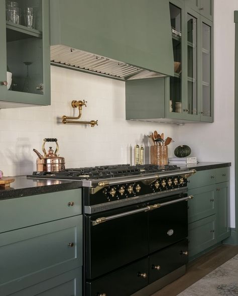 For those who desire oven capacity, the 1405mm wide Chalonnais is the perfect range cooker. A Classic Chalonnais in Black and Brass was chosen for this project by @claytonbuilders. Photo: @ryangarvin Serious Cookers for Serious Cooks™ #lacanche #lacancheuk #mylacanche #rangecooker Range Cooker Kitchen, Lacanche Range, Sims Interior, Range Design, Kitchen Organisation, Kitchen Oven, Green Cabinets, Range Cooker, Oven Range