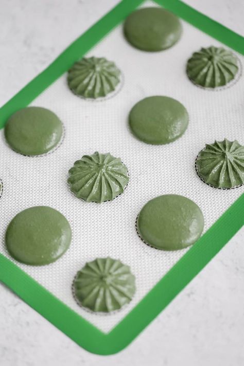 Pistachio Ganache, Pistachio Raspberry, Raspberry Macarons, Chocolate Macaron, How To Make Macarons, Creme Egg, Macaron Recipe, Hand Blender, Baking Mat