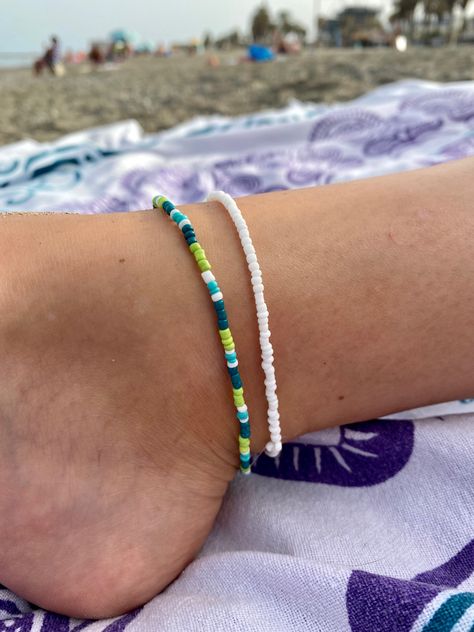 Small Bead Bracelets Ideas Summer, Beads Bracelets Aesthetic, Ideas Para Hacer Pulseras, Summer Beaded Bracelets, Verano Aesthetic, Pulseras Aesthetic, Bracelets Aesthetic, Ankle Bracelets Diy, Page Instagram