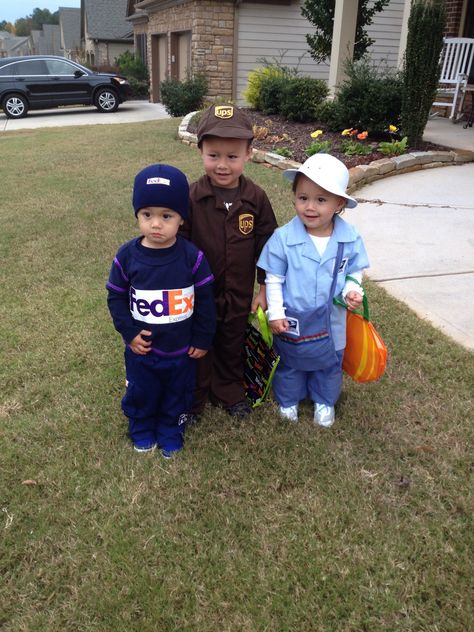 FedEx, UPS and USPS delivery little people. at least they do not know how to ring a door bell . Diy Mail Carrier Costume, Fedex Halloween Costume, Fedex Costume, Diy Mail, Holloween Costume, Halloween 2015, Couple Halloween, Couple Halloween Costumes, Halloween Costumes For Kids