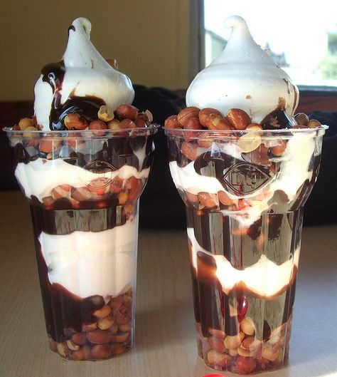 photo Peanut Buster Parfait, Best Ice Cream Maker, Secret Menu Items, Dairy Queen, Milk Shakes, Ice Cream Treats, Secret Menu, Ice Cream Desserts, Cream Recipes