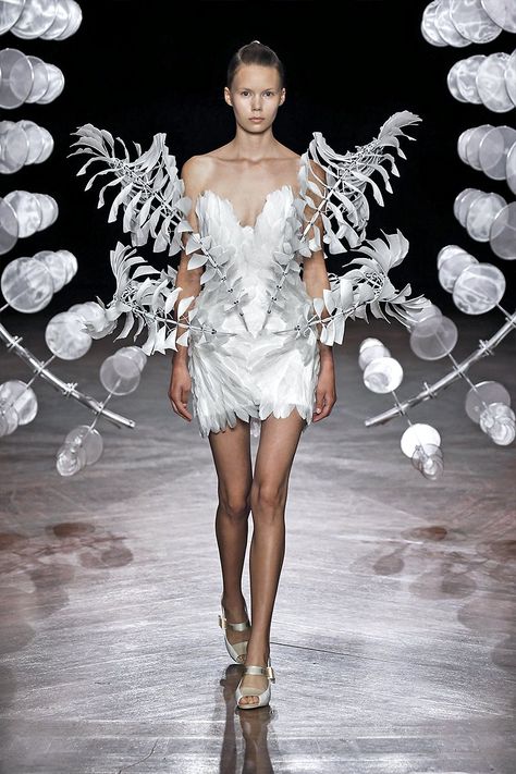 Iris van Herpen collaborates with architects for hypnotizing couture presentation - Archpaper.com Iris Van Herpen Couture, Origami Fashion, Collection Couture, Iris Van Herpen, Georges Hobeika, Dior Haute Couture, Infinity Dress, Jumpsuit Pattern, Couture Week