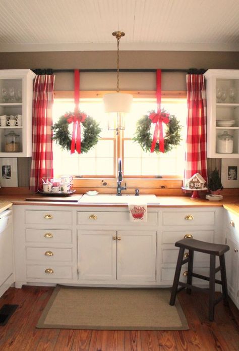 43 Elegant Christmas Window Decor Ideas - EcstasyCoffee Christmas Kitchens, Decoration Shabby, Christmas Window Decorations, Christmas Window, Kitchen Window, Noel Christmas, Merry Little Christmas, Christmas Kitchen, Elegant Christmas