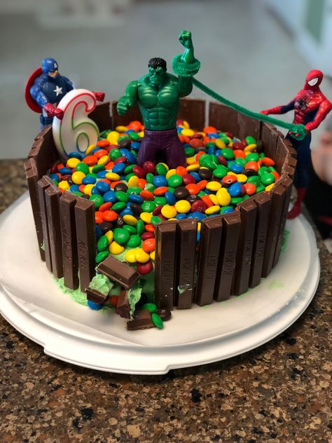 Avengers Birthday Cake Diy, Easy Marvel Cake Ideas, Diy Superhero Cake Easy, Diy Spiderman Cake Easy, Chocolate Superhero Cake, Avengers Cake Ideas Easy, Marvel Heroes Cake, Diy Boys Birthday Cakes, Marvel Smash Cake