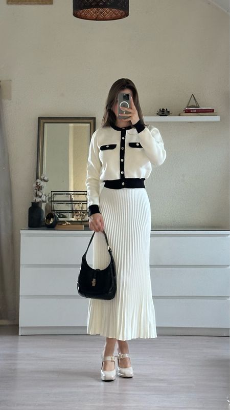 Midi Pleated Skirt Outfit, Christian Outfits, Rich Outfits, Confident Outfit, Luxury Fashion Outfits, Conservative Outfits, Pleated Skirt Outfit, Elegant Classy Outfits, Modest Casual Outfits