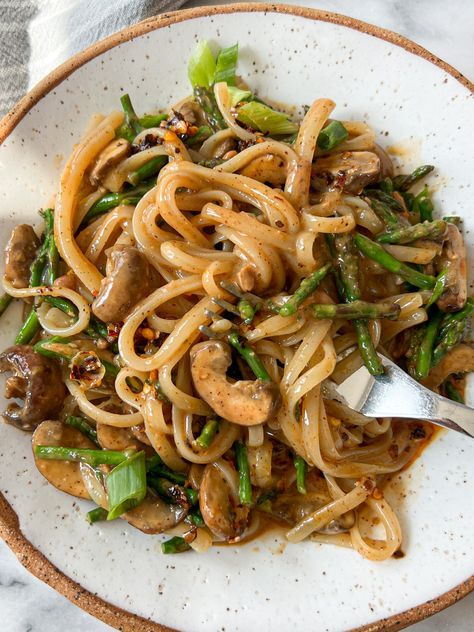 Miso Noodles, Creamy Noodles, Vegetarian Noodles, Miso Recipe, Miso Butter, Quick Healthy Lunch, Asian Noodle Recipes, Asparagus And Mushrooms, Asian Noodle