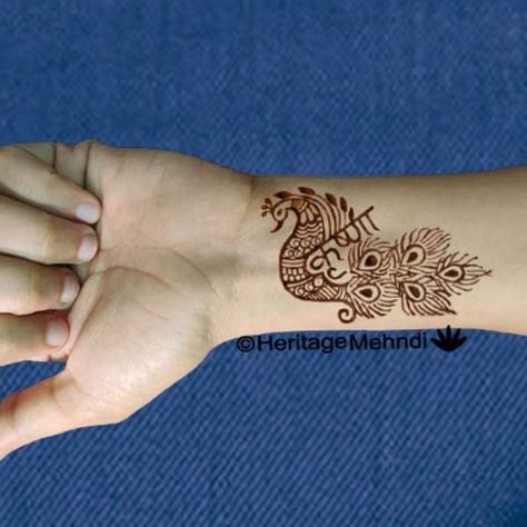 Krishna Mehndi Designs, Krishna Name, Krishna Mehndi, New Krishna, Small Henna Designs, Mehedi Design, Small Henna, Pencil Drawing Images, Om Tattoo