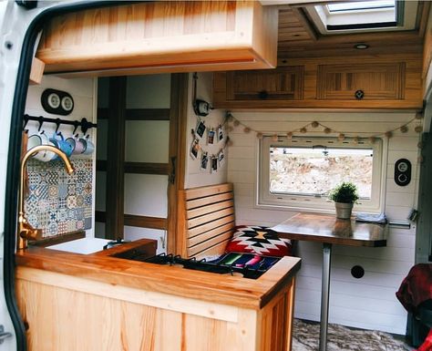 Remodelación motorhome, campers, autocaravana, casa rodante - Ideas de diseño y decoración #vanlife #roadtrip #panamericana #viajes Camper Van Remodel, Van Remodel, Sprinter Van Camper, Diy Campervan, Kombi Home, Caravan Interior, Campervan Interior, Van Home, Van Living