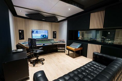 Minimalist Home Studio Music, Tech Studio Design, Home Production Studio, Home Office Recording Studio, Multimedia Studio Design, Music Set Up Recording Studio, Film Studio Interior Design, Black Music Studio Room, Hybe Recording Studio