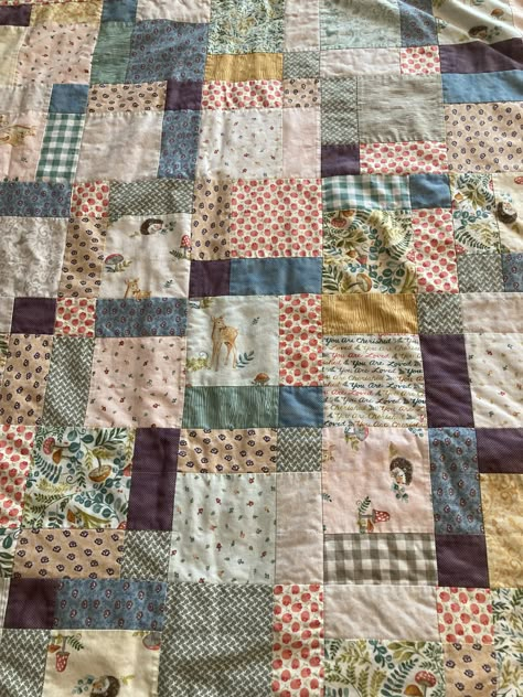 Patchwork Quilts Aesthetic, Knit Patchwork Blanket, Patchwork Picnic Blanket, Crochet Patchwork Blanket Aesthetic, Quilt Picnic Blanket, Picnic Blanket Diy, Quilted Picnic Blanket, Cottage Quilt, Modern Baby Quilt