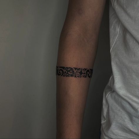 Māori Tattoo, Bracelet Tattoo For Man, Henna Tattoo Designs Arm, Long Distance Relationship Advice, Band Tattoos, Boho Tattoos, Full Arm Tattoos, Wrist Tattoos For Guys, Chinese Tattoo