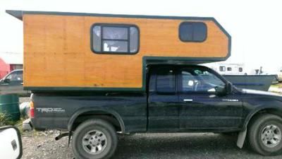 Homemade Pickup Camper: Isn't this homemade camper neat and tidy looking? That's one of the first things I noticed about it. It's not hacked together like some do-it-yourself Pickup Camper Diy, Diy Truck Camper, Truck Camper Ideas, Cabover Camper, Pickup Camping, Diy Truck Bedding, Truck Camper Shells, Slide In Truck Campers, Camping Trailer Diy