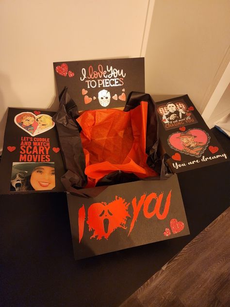 Halloween Theme Gift Baskets, Horror Themed Gifts, Will You Be My Girlfriend Halloween, Anniversary Gifts Aesthetic, Boo Box Ideas For Boyfriend, Halloween Basket Ideas For Girlfriend, Halloween Gift Baskets For Boyfriend, Spooky Basket For Bf, Cute Diy Stuff