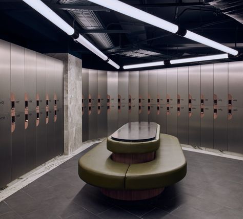 Natural stone floors, marble surfaces and metalic locker finishes provide a modern industrial feel to your post-workout experience. #ThirdSpaceClaphamJunction Gym Lockers Design, Lockers Design, Natural Stone Floors, Modern Gym, Gym Design Interior, Locker Designs, Stone Floors, Gym Setup, Gym Lockers