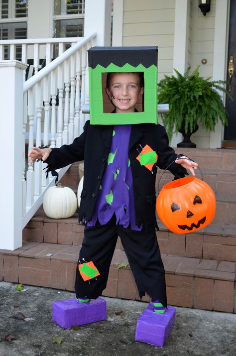 With a cardboard box and few craft items, you can make this freaky Frankenstein Halloween costume! Diy Frankenstein Costume, Frankenstein Costume Kids, Frankenstein Costume Diy, Monster Costume Diy, Cardboard Box Costume, Diy Frankenstein, Frankenstein Halloween Costumes, Halloween Ideias, Frankenstein Costume