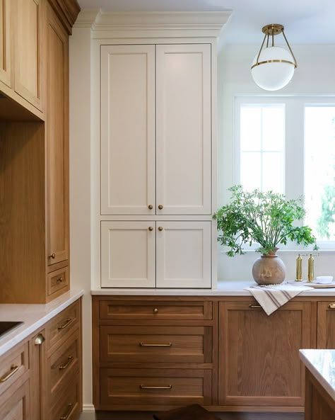 Blending wood tones is never a bad idea, it just has to be done with some thought and consideration. When mixing woods, pay attention to undertones to blend rather than clash. Our Nicole Ct. project shows how dark hardwood floors blend seamlessly with white oak cabinetry for a timeless and classic kitchen. Design @gable_interiors 📷 @leekrielphoto #kitchendesign #kitchen #marylandinteriordesigner #maryland #interiordesign #gableinteriors Wood Cabinets Bottom White Top, All Oak Kitchen, Brown Bottom Cabinets White Top, Walnut And Painted Cabinets, Oak Cabinets With Dark Floors, Maple Wood Cabinets Kitchen, Brown Lower Cabinets White Upper, Rift Oak Kitchen Cabinets, Two Toned Wood Kitchen Cabinets