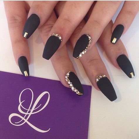 Black matte nails Matte Black Nails, Gold Nail, Nail Art Rhinestones, Hot Nails, Fabulous Nails, Coffin Nails Designs, Fancy Nails, Nail Arts, Matte Nails