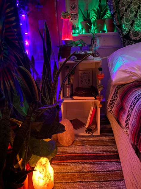 Neon Boho Bedroom, Rave Bedroom, Whimsigoth Bedroom 90s, Chill Vibe Room Ideas, Trippy Living Room Ideas, Painting Room Ideas, Chill Room Decor, Dreamy Room Decor, Chill Bedroom Vibes