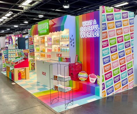 🌟DESIGN DEBUT🌟 #DeeBeesOrganics at #NaturalProductsExpoWest showcasing the brand's bright and joyful approach on better-for-you treats, and on life! 🌈🍊 #tradeshow #exhibition #design #branding #eventprofs #exhibitiondesign #branding #entrepreneur #femaleowned #womeninbusiness #femalefounder #wbenc #winningwomen Fun Exhibition Booth Design, Neon Booth Design, Colourful Market Stall, Pink Trade Show Booth, Booth Decoration, Baby Kingdom, Exhibition Booth Design Neon, Acrylic Tube, Trade Show Booth Design