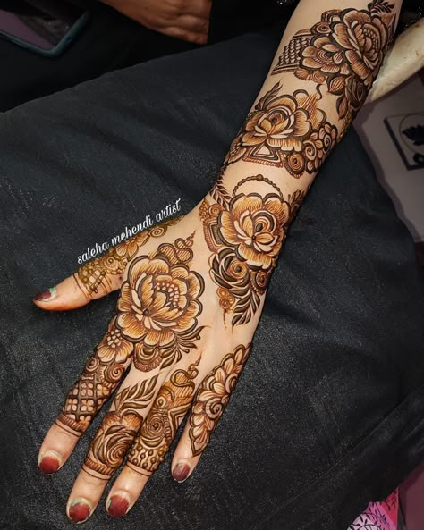 Mehendi_tales🔵 official account Hand Tattoos Henna, Bunch Mehndi, Floral Mehndi Designs, Dubai Henna, Floral Mehendi, Minimal Henna, Floral Mehndi Design, Simple Henna Design, Mehendi Bridal