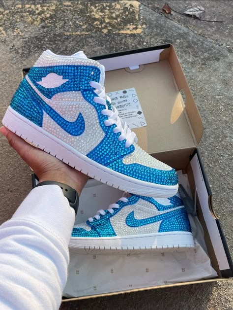 Custom Air Jordan 1, Bedazzled Shoes, Nike Shoes Women Fashion, Wedding Sneakers, Dr Shoes, Nike Fashion Shoes, Basket Style, Preppy Shoes, Jordan Shoes Retro